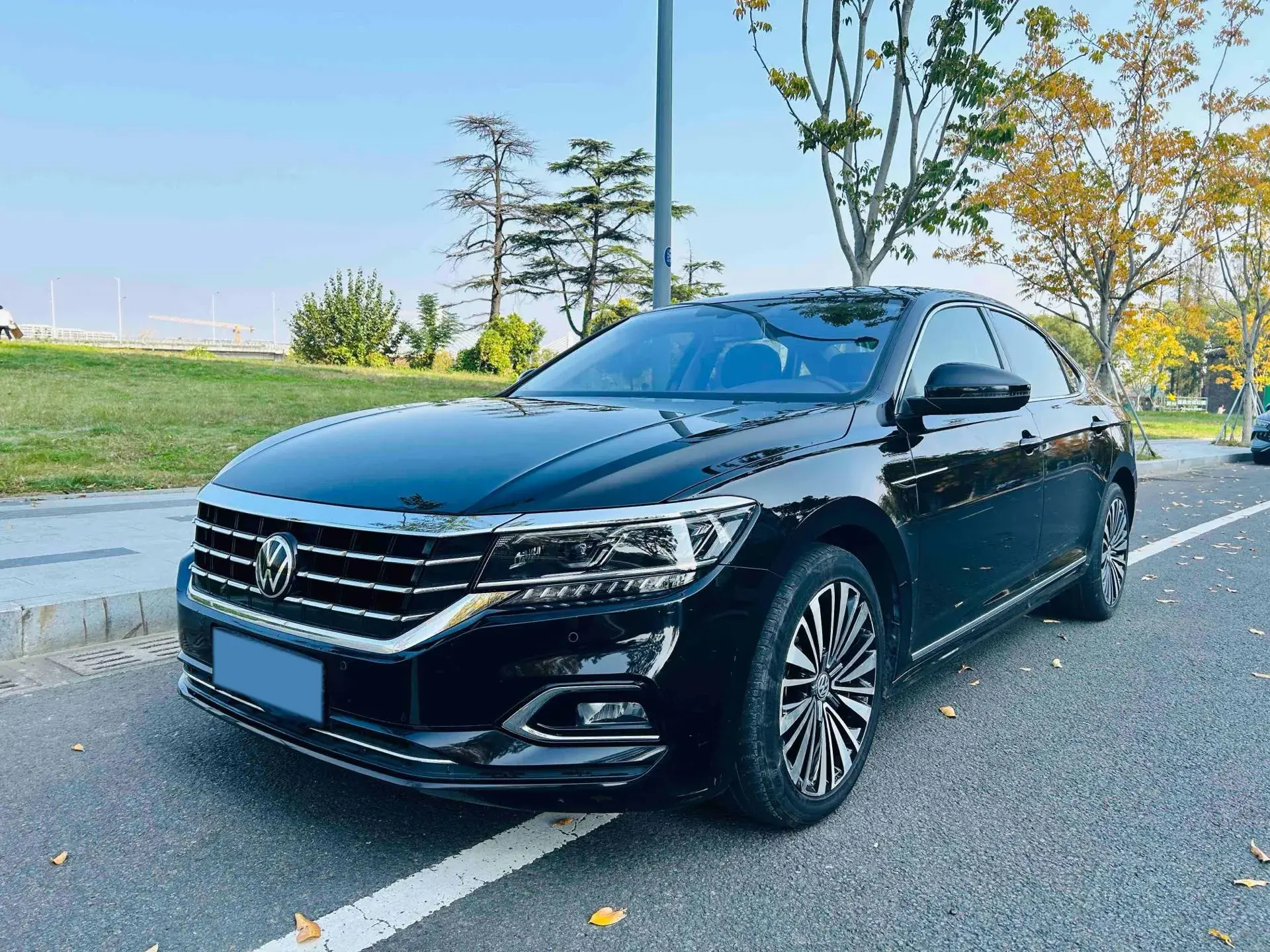 2019 VOLKSWAGEN PASSAT view 1