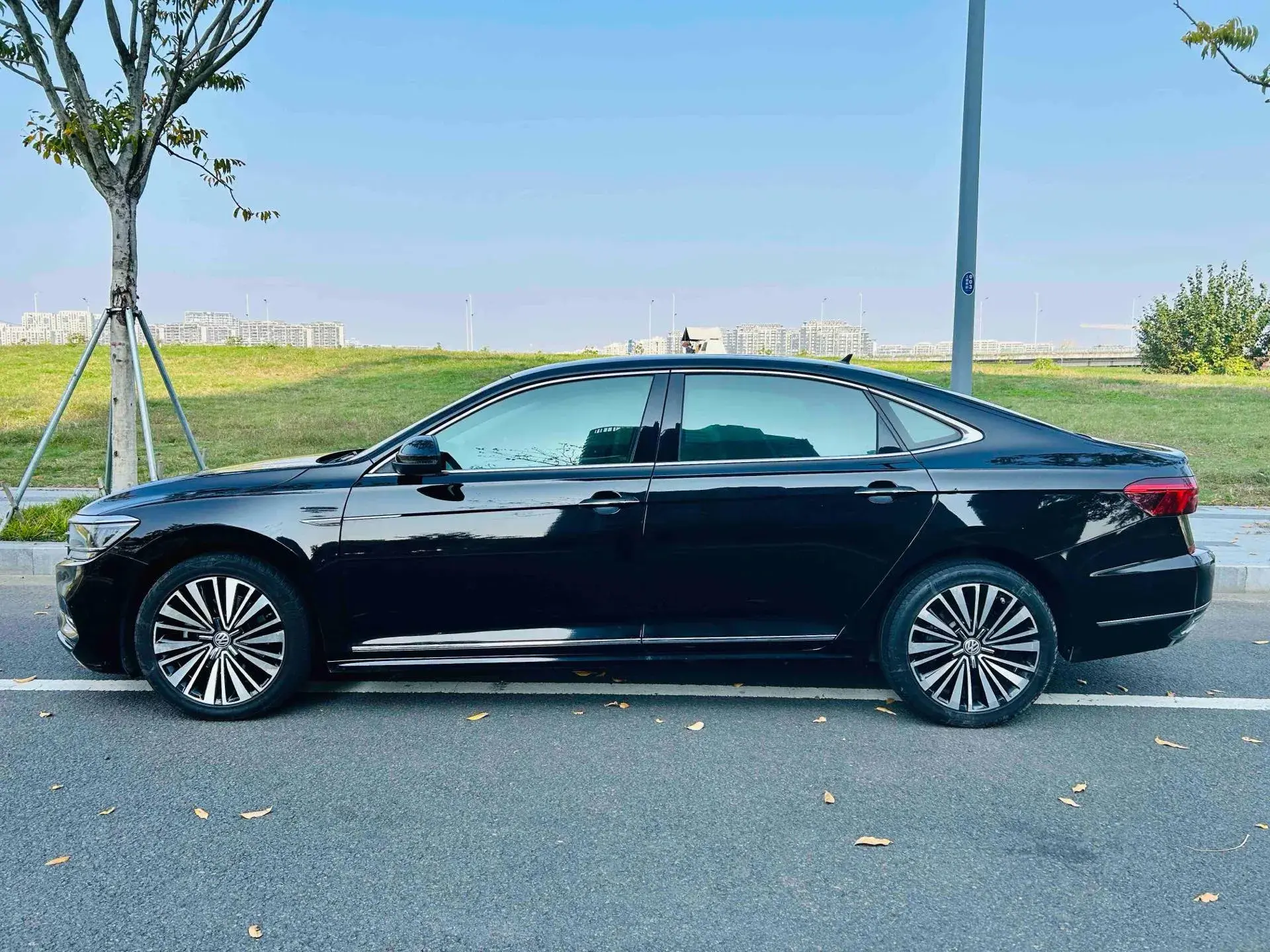 2019 VOLKSWAGEN PASSAT thumbnail 4