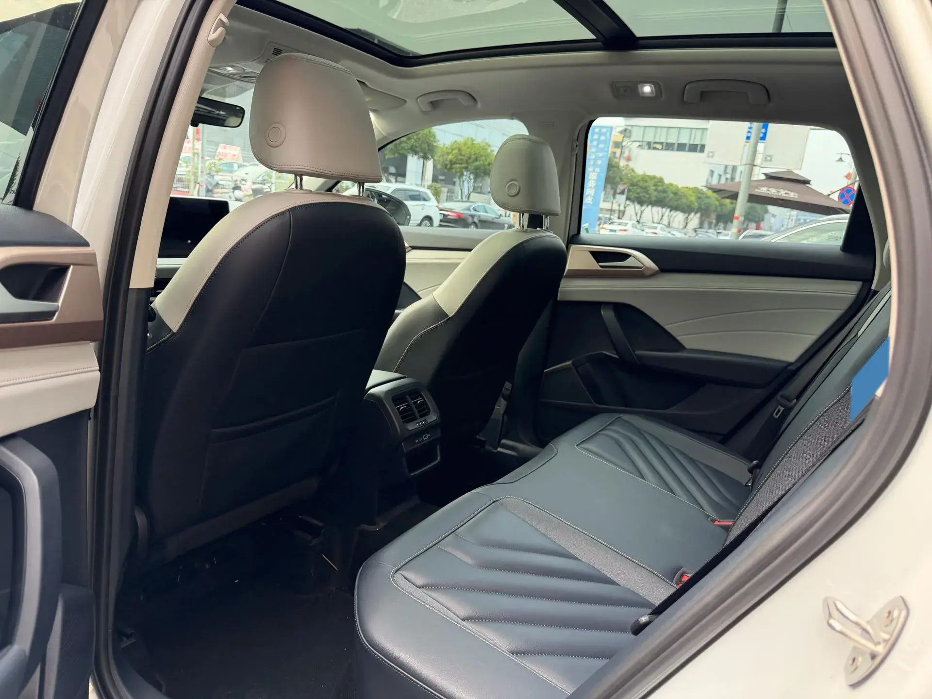 2023 VOLKSWAGEN THARU thumbnail 4