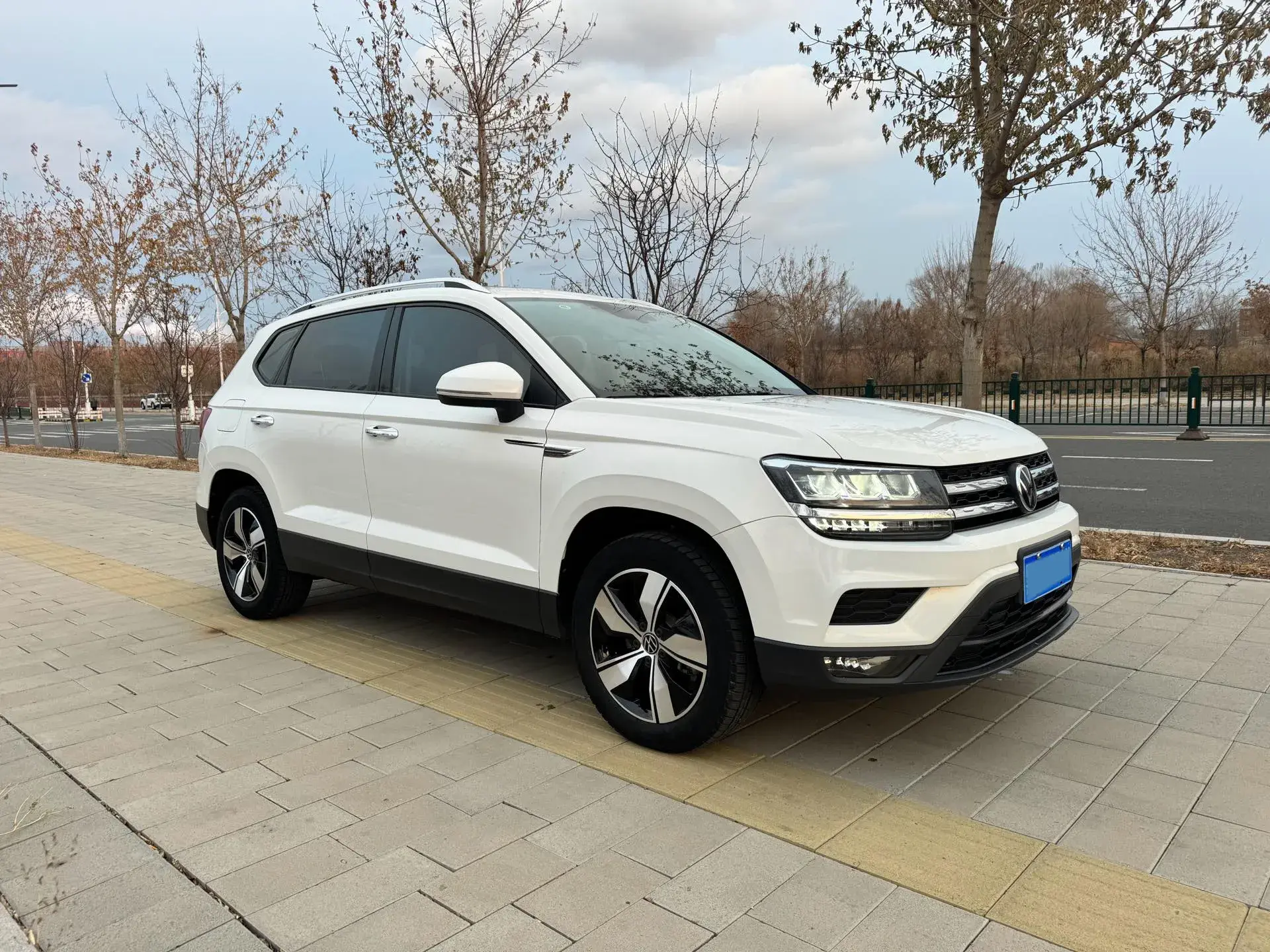 2021 VOLKSWAGEN THARU thumbnail 3