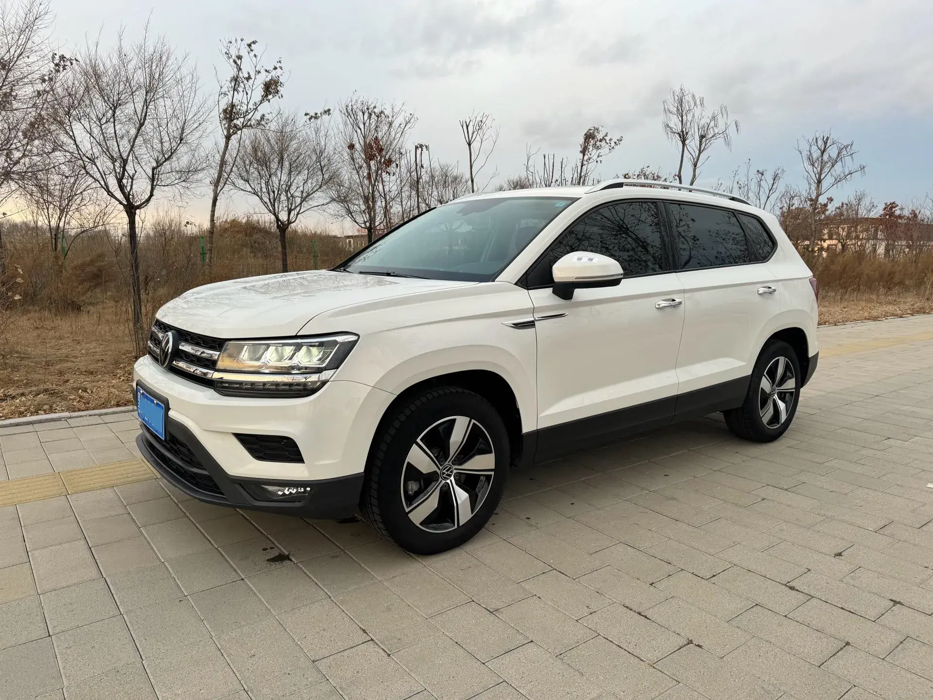 2021 VOLKSWAGEN THARU view 1