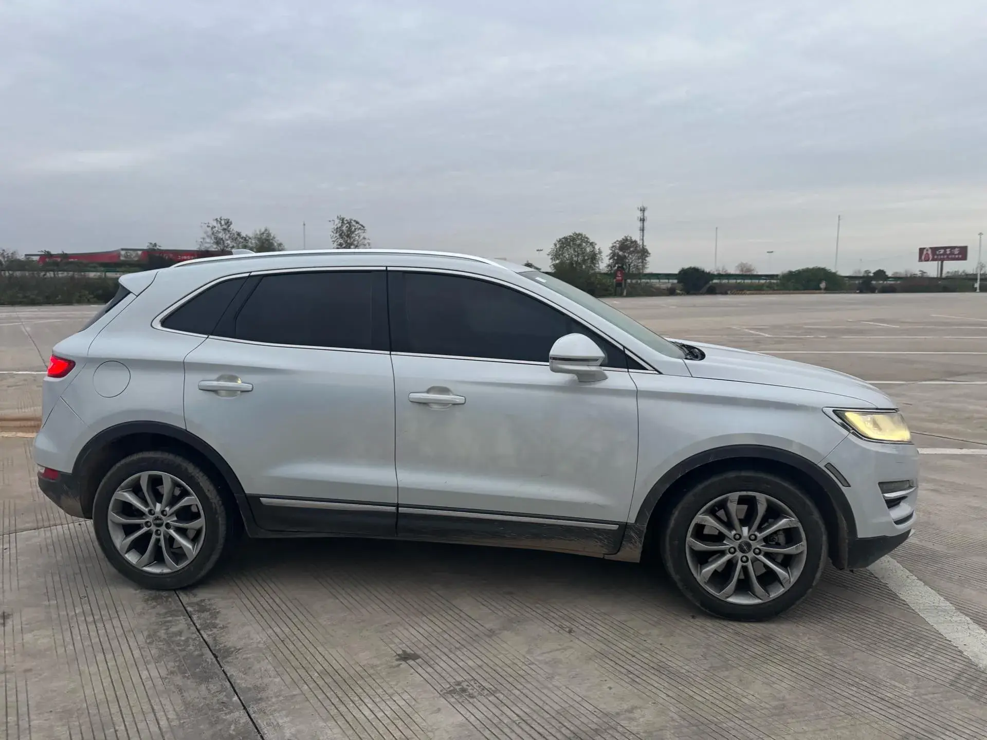 2017 LINCOLN MKC thumbnail 4