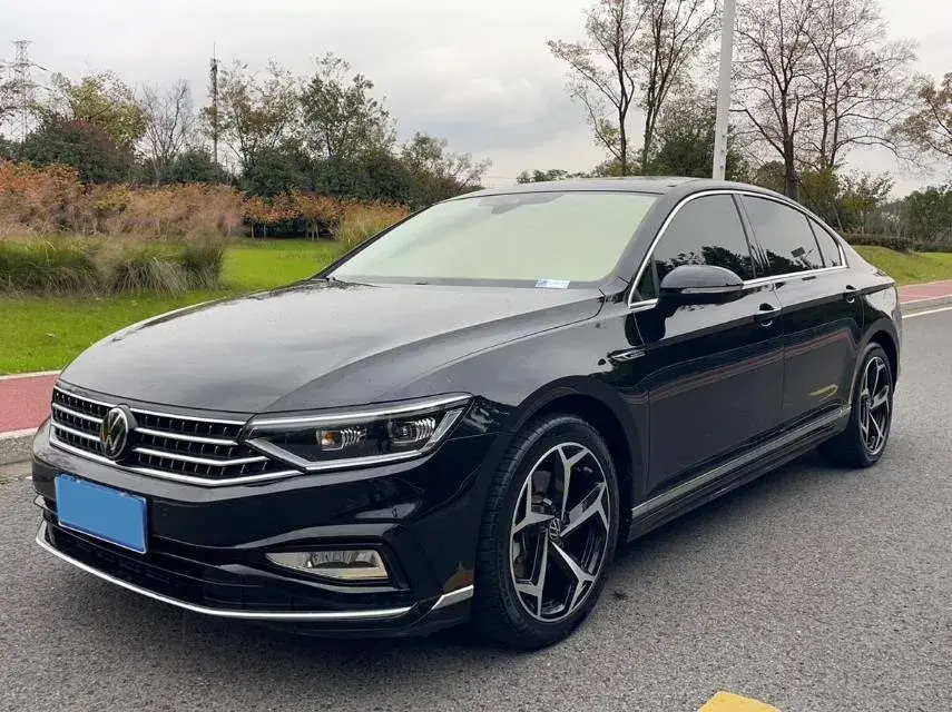 2023 VOLKSWAGEN MAGOTAN view 1