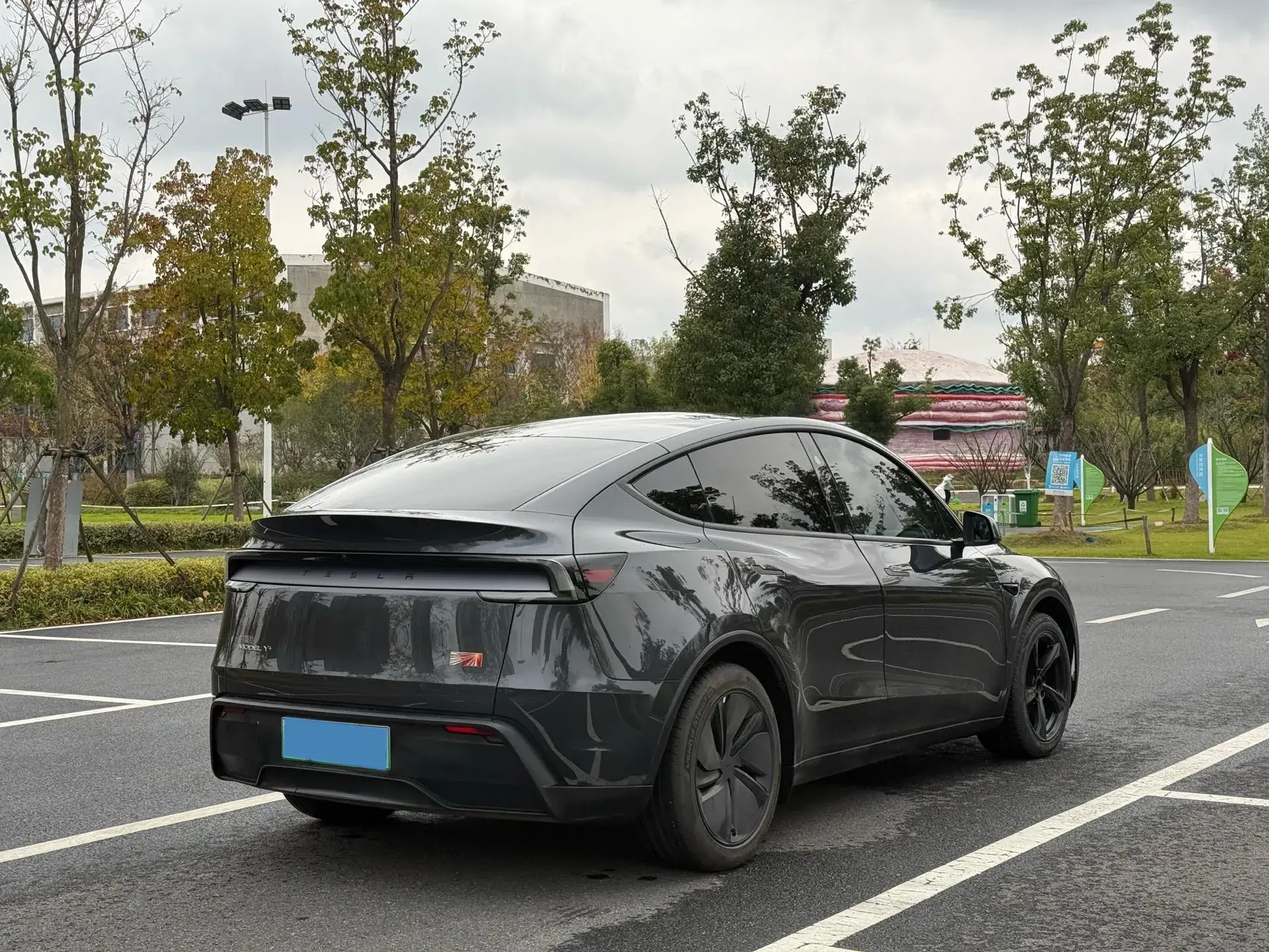 2025 TESLA MODEL thumbnail 4