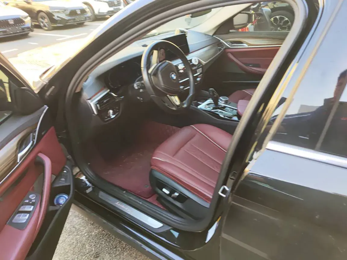 2021 BMW 5 thumbnail 4