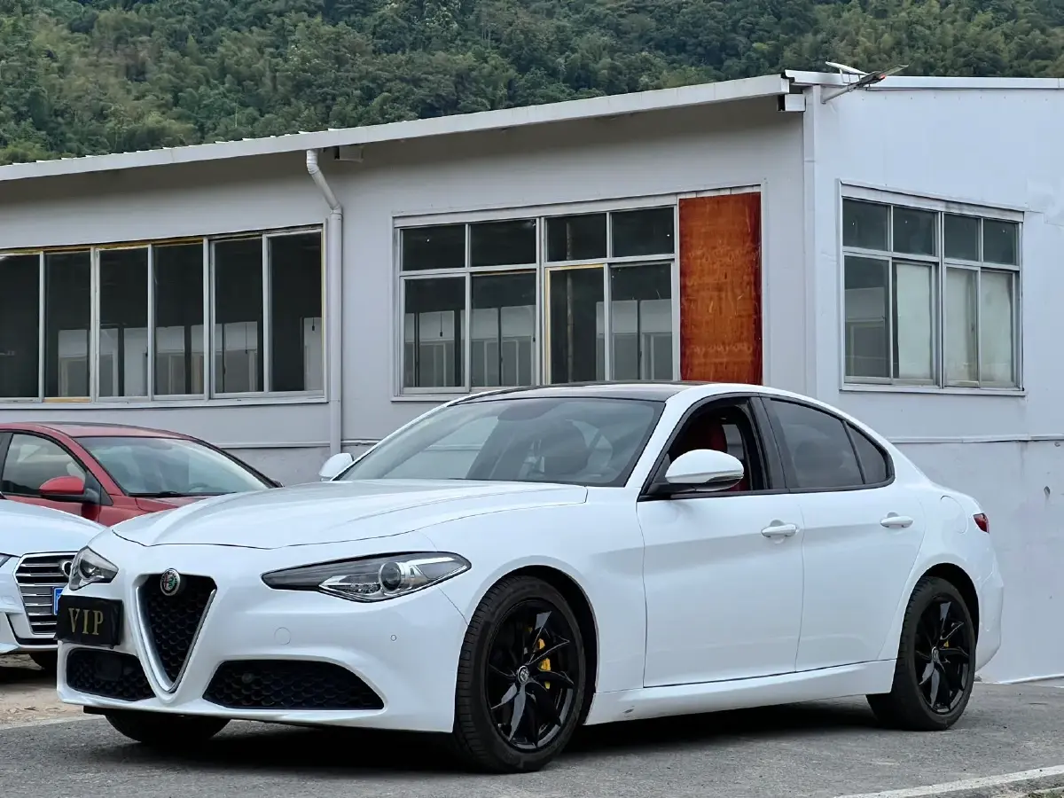 2017 Alfa Romeo Giulia 2.0T 280HP L4 8AT