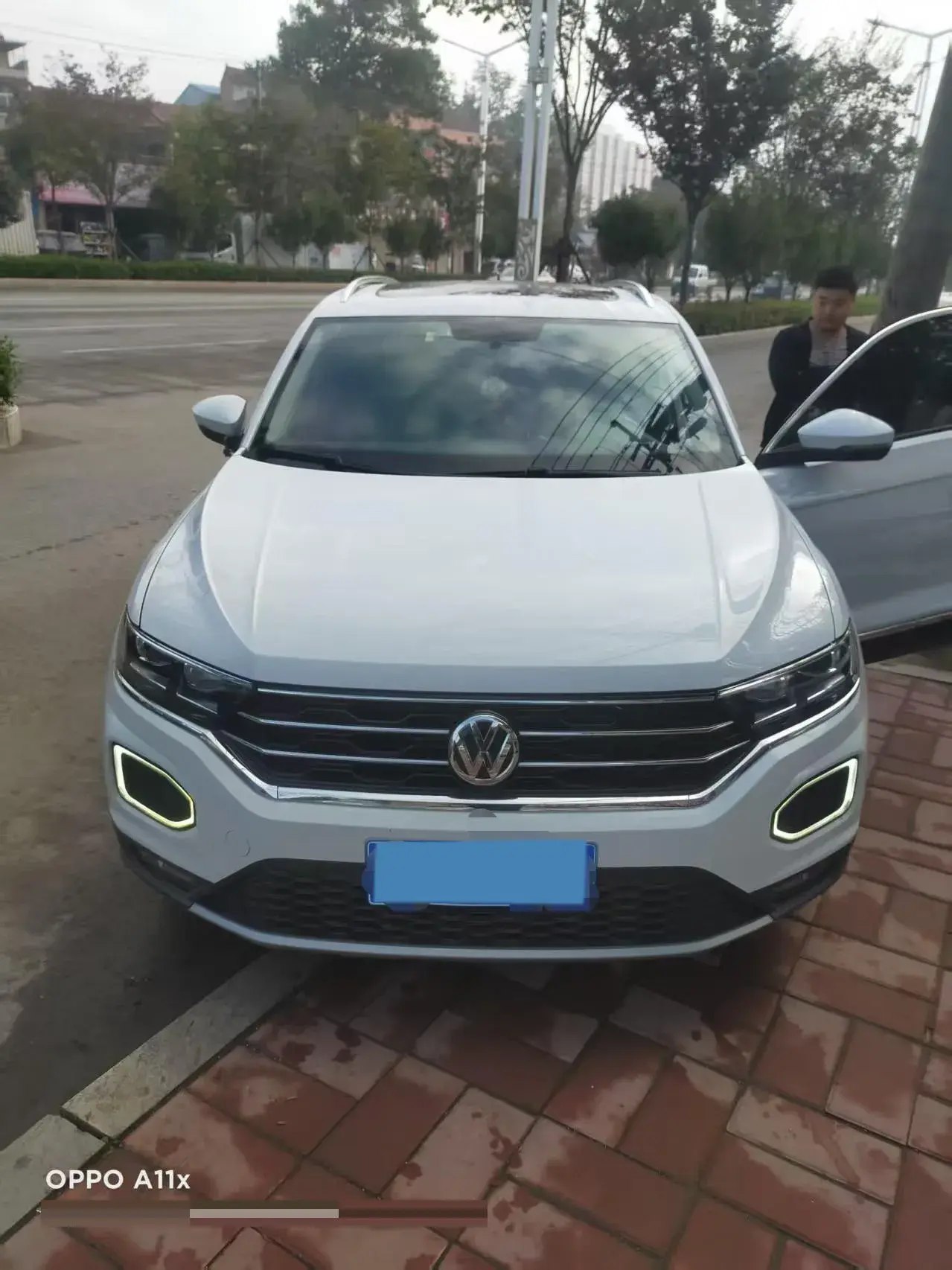 2019 VOLKSWAGEN T-ROC thumbnail 2