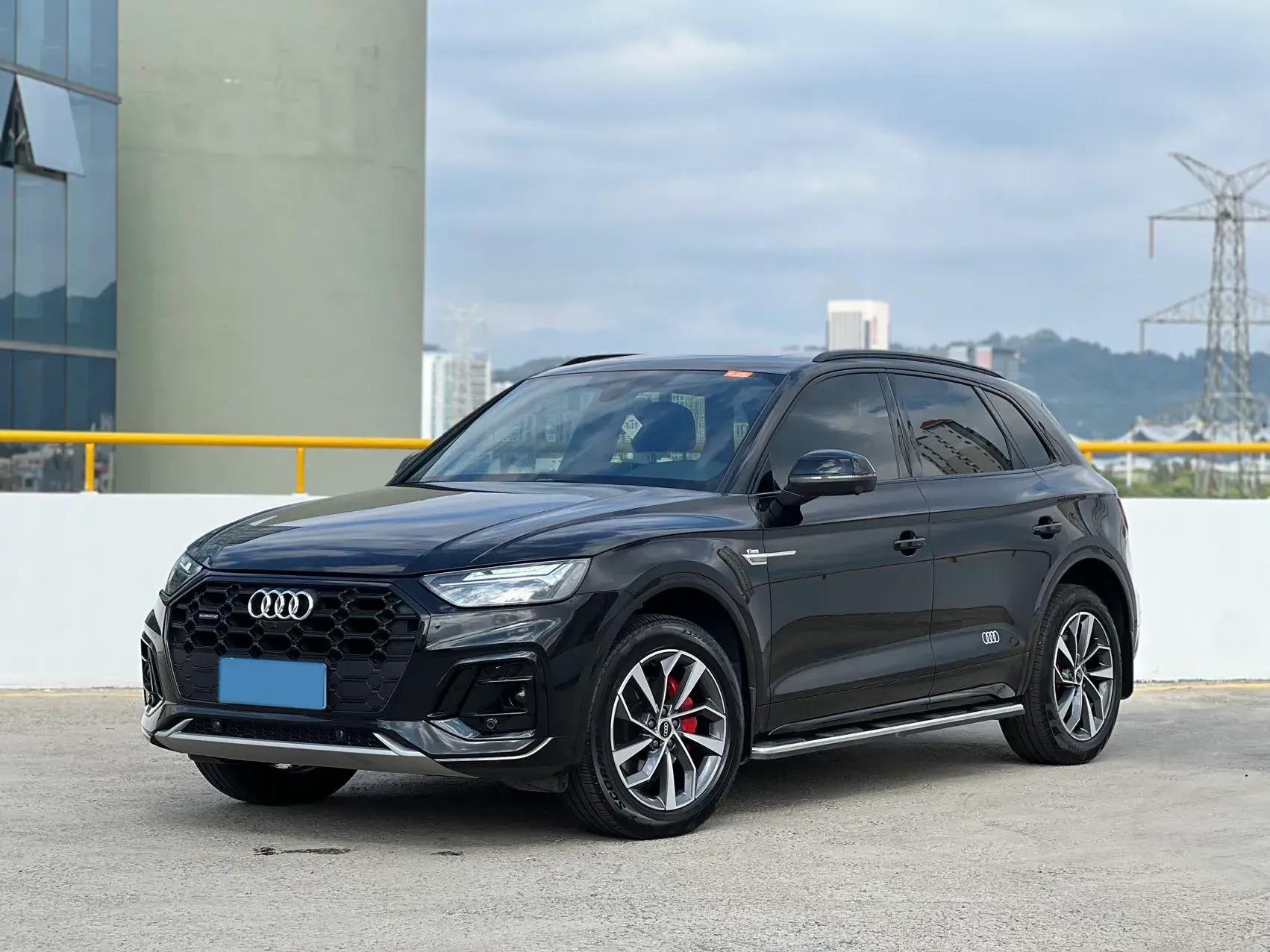 2024 AUDI Q5L view 1