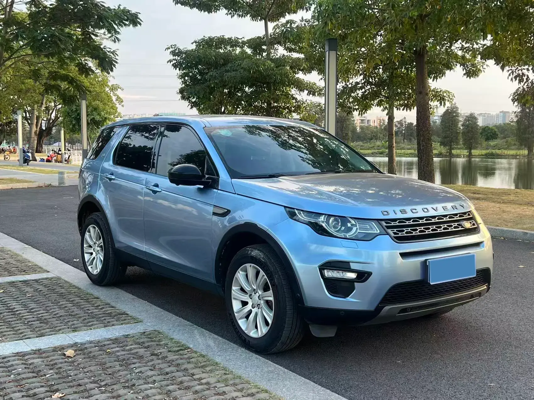 2018 LAND ROVER thumbnail 3