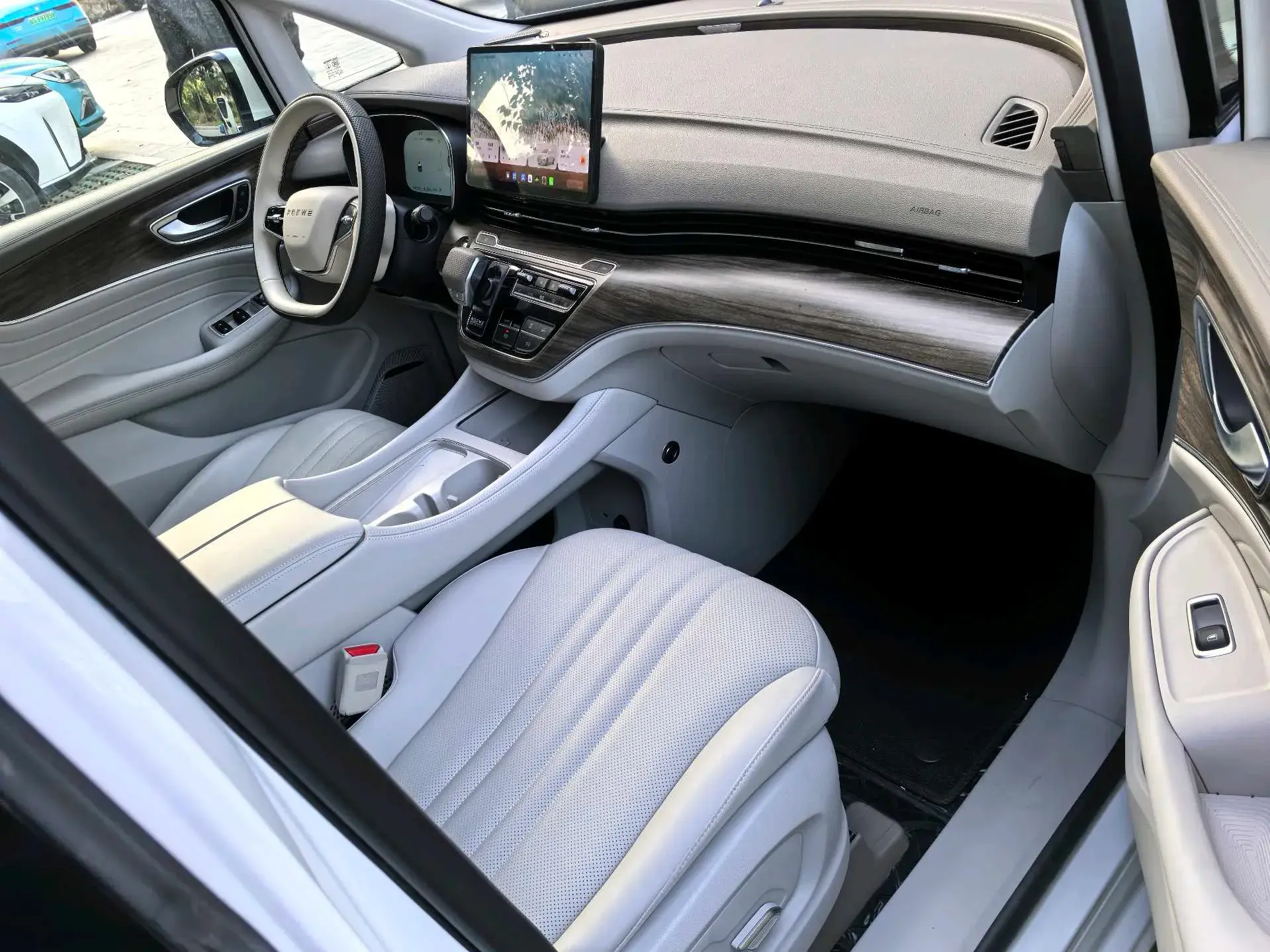 2025 ROEWE IMAX8 thumbnail 3