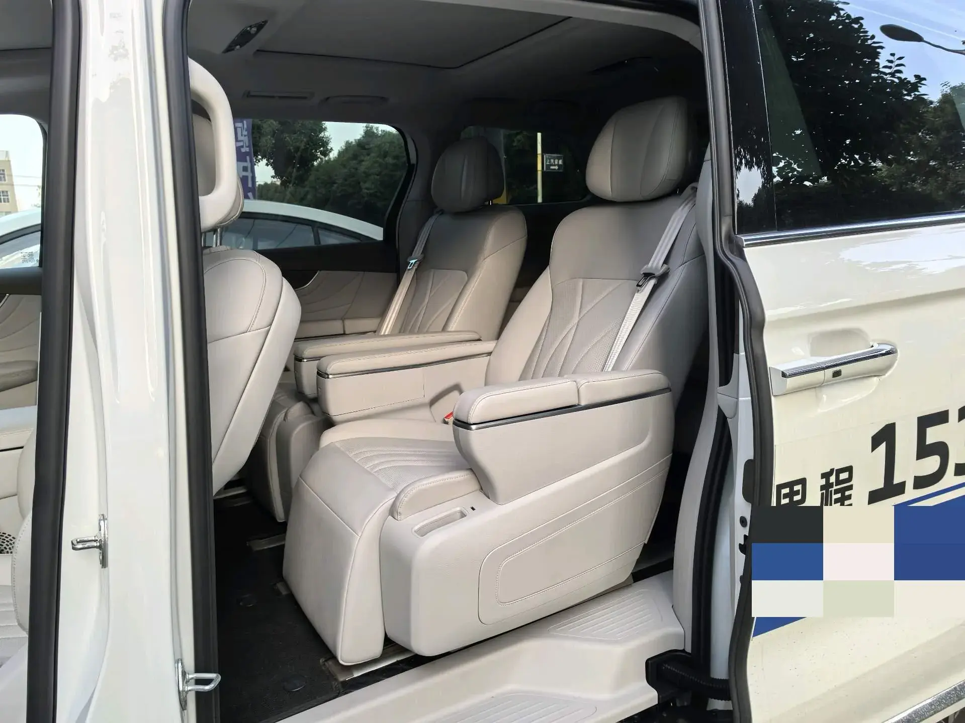 2025 ROEWE IMAX8 thumbnail 4