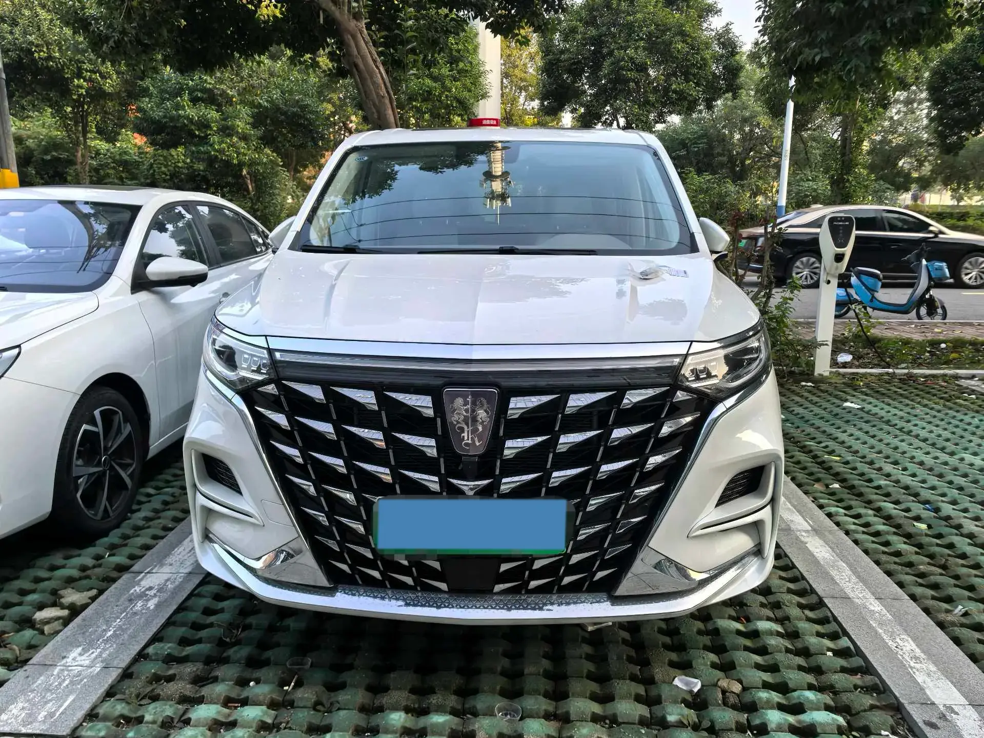 2025 ROEWE IMAX8 thumbnail 2