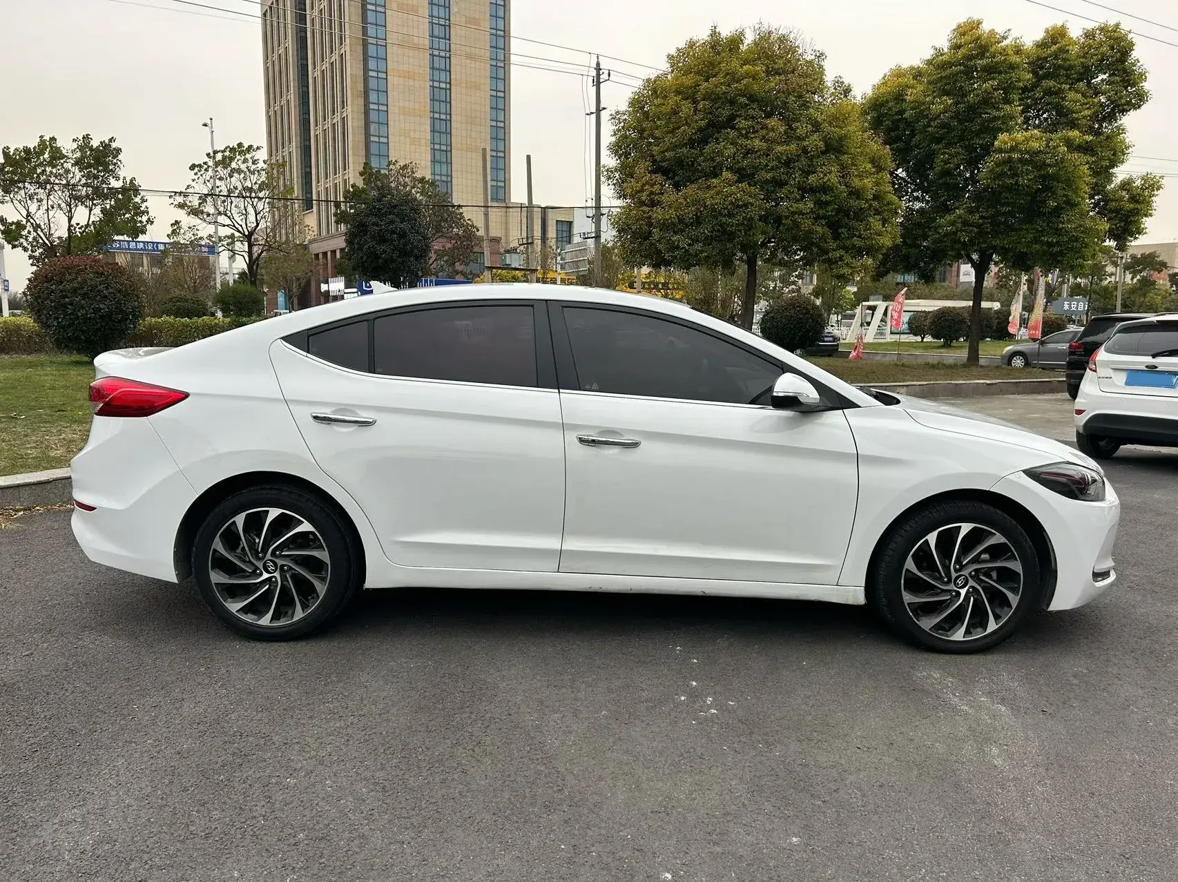 2019 HYUNDAI ELANTRA thumbnail 4