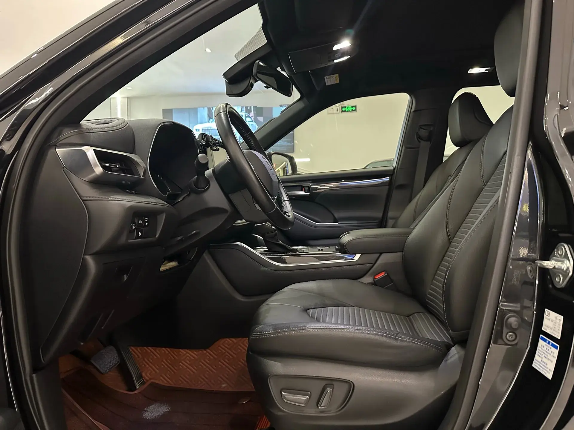 2021 TOYOTA CROWN thumbnail 4