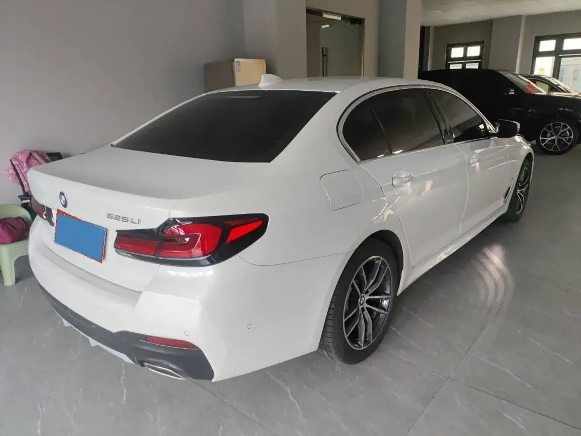 2021 BMW 5 thumbnail 3