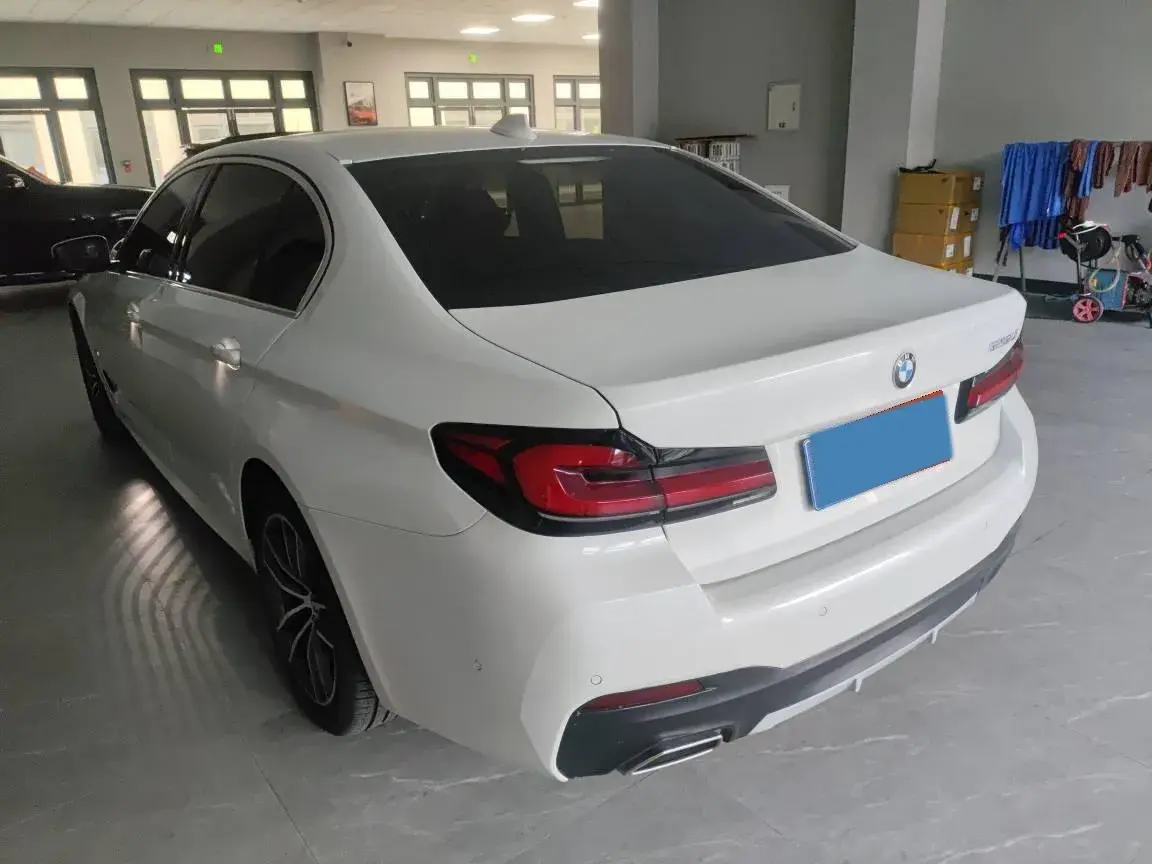 2021 BMW 5 thumbnail 4