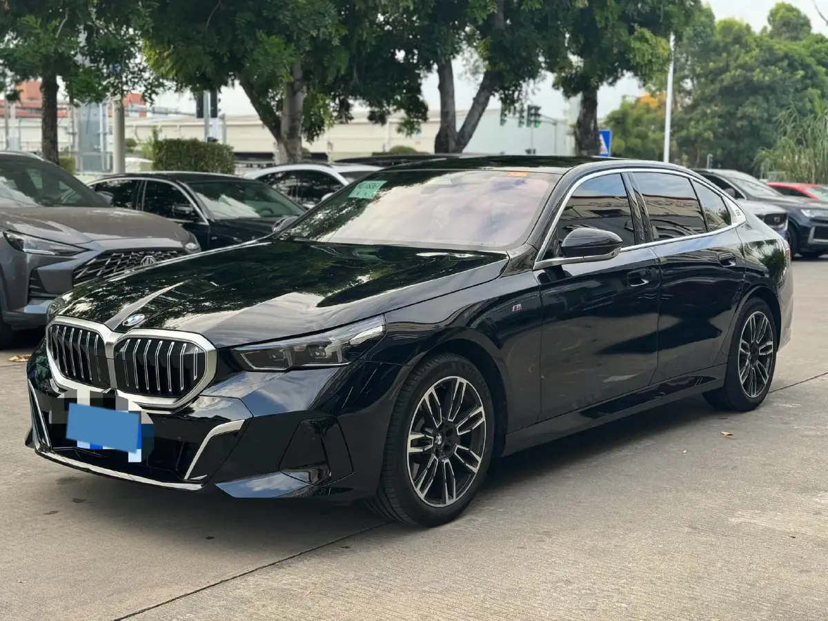 2024 BMW 5 Series 2.0T 258HP L4 8AT