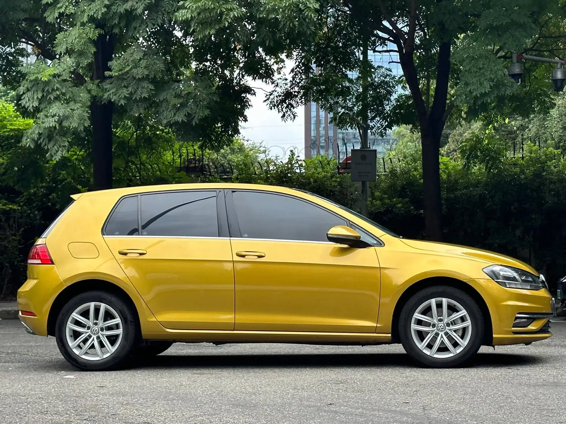 2018 VOLKSWAGEN GOLF thumbnail 4
