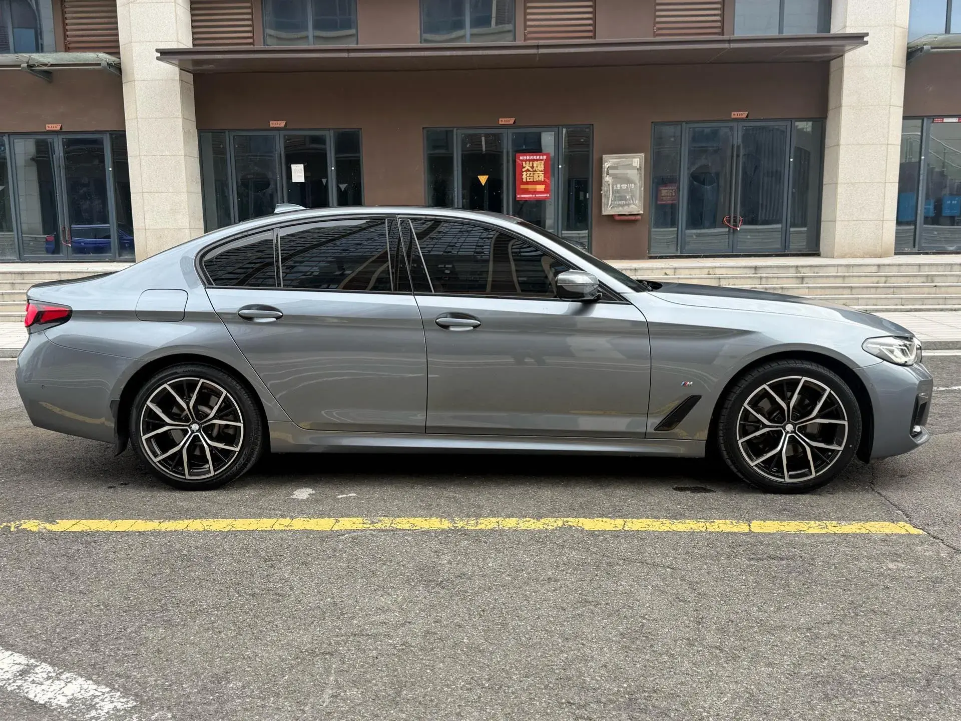 2021 BMW 5 thumbnail 4