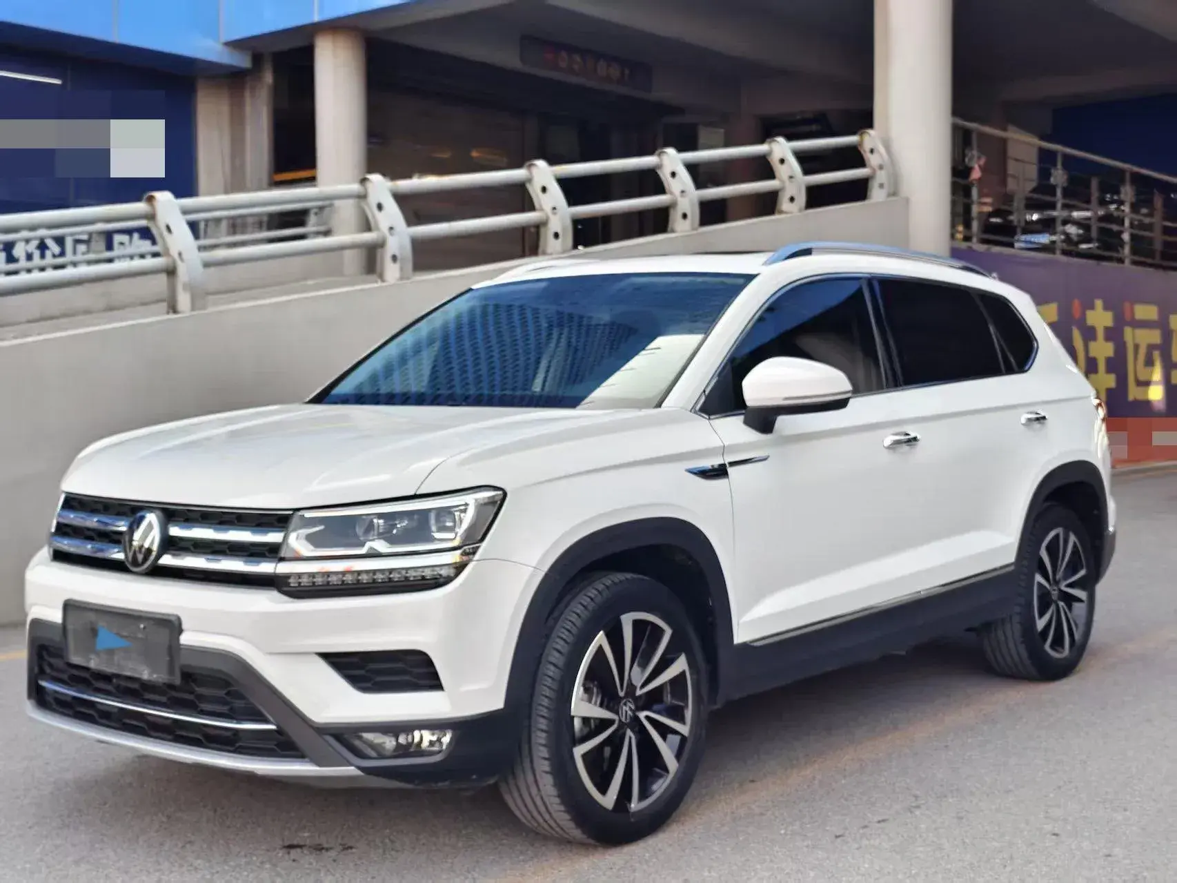 2022 VOLKSWAGEN THARU view 1