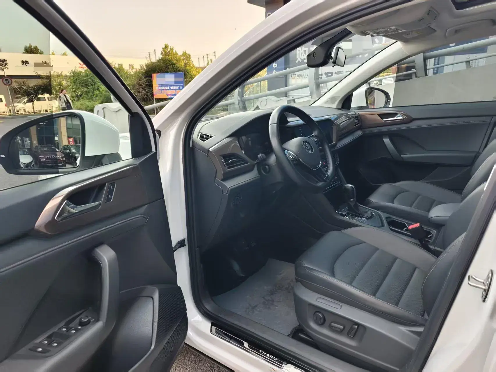 2022 VOLKSWAGEN THARU thumbnail 4