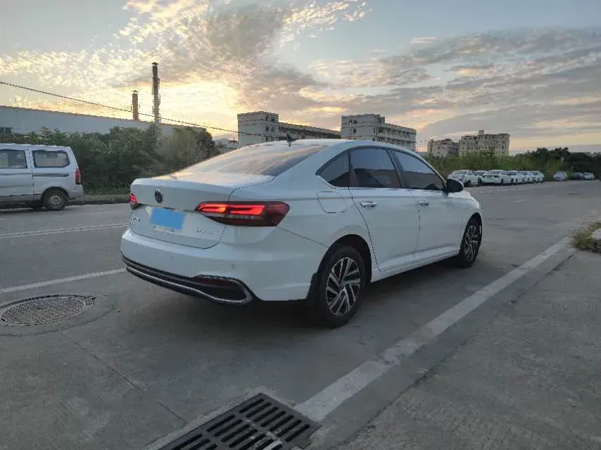 2023 VOLKSWAGEN LAVIDA thumbnail 4