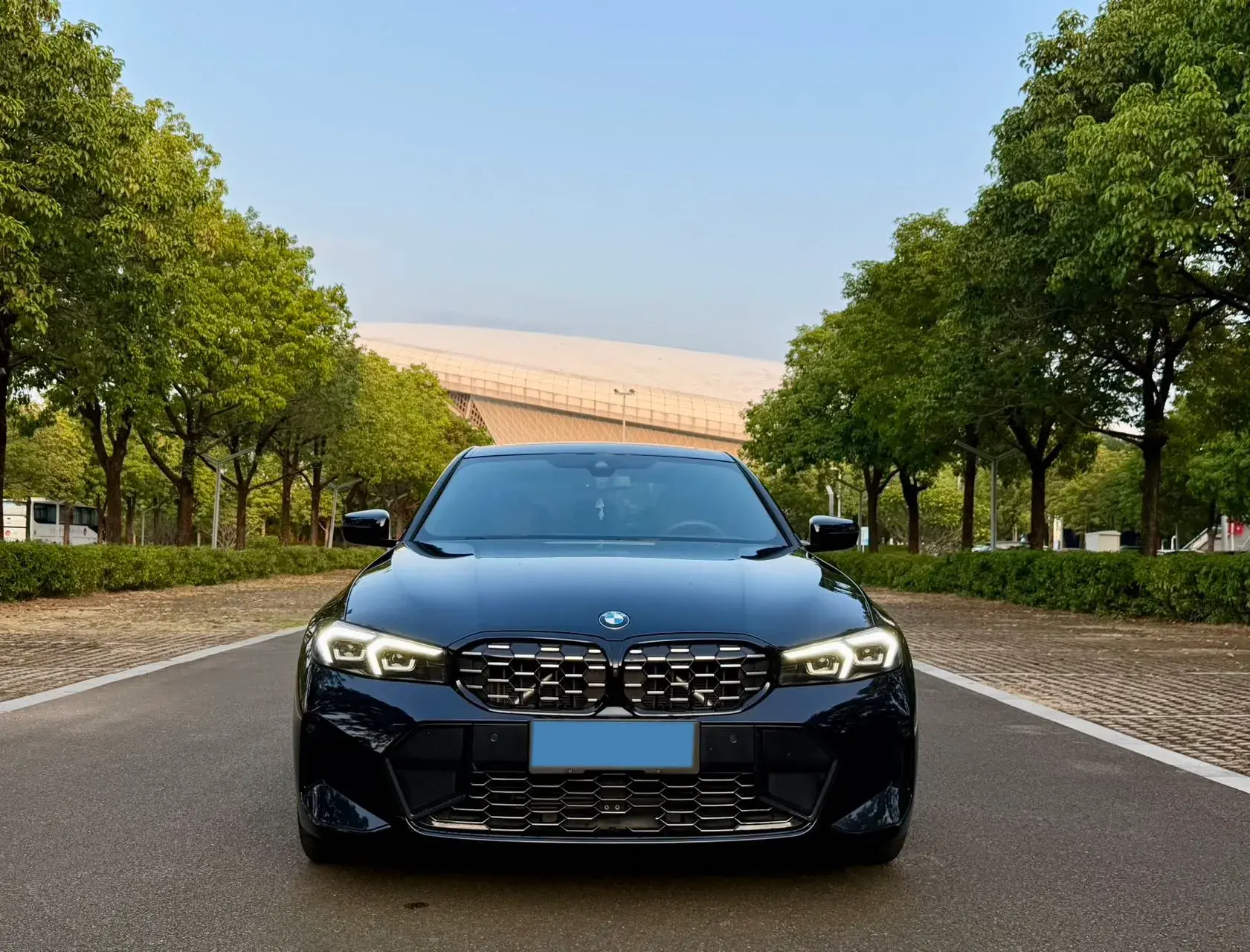 2024 BMW 3 thumbnail 2