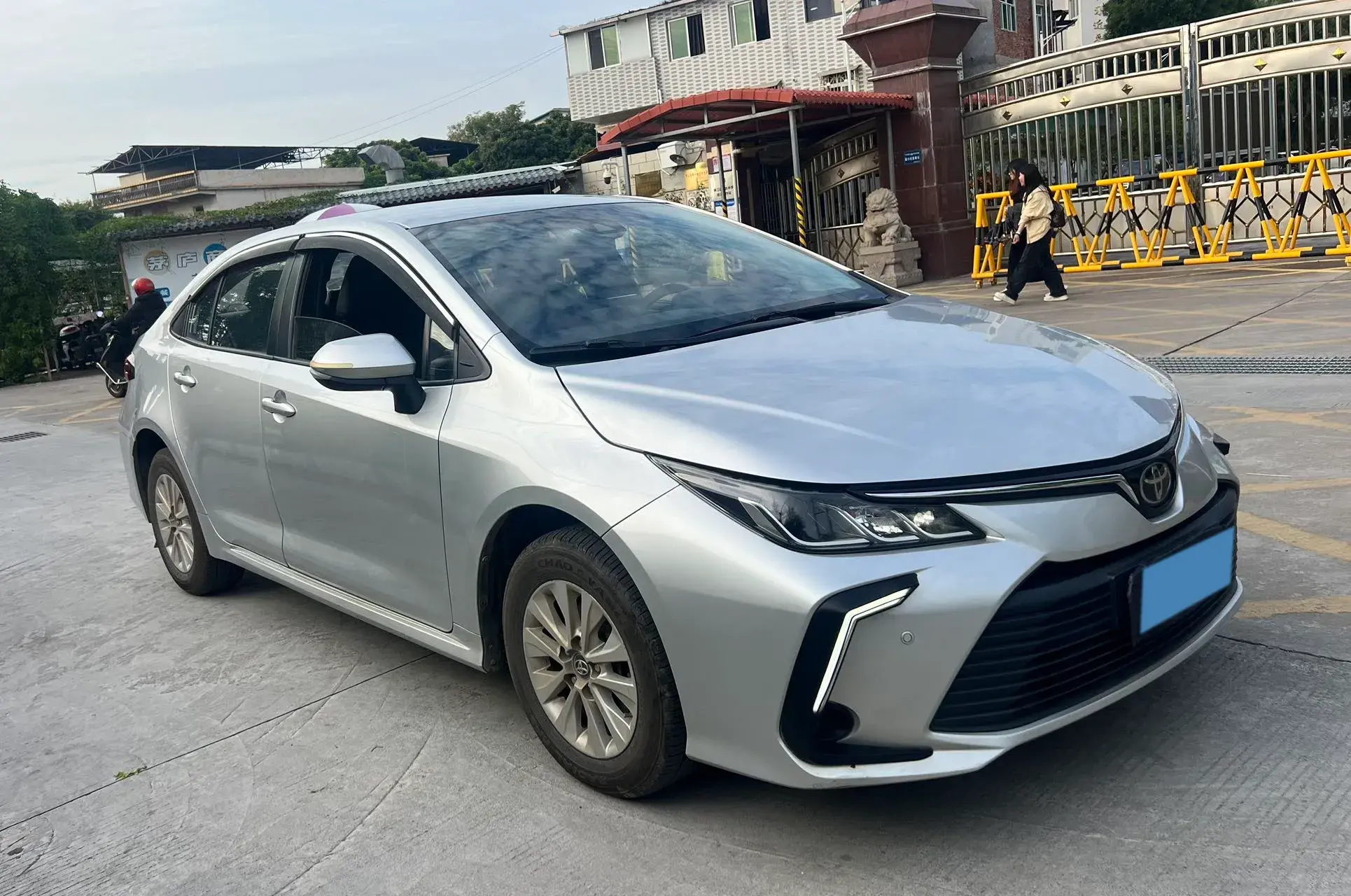 2019 TOYOTA COROLLA thumbnail 3