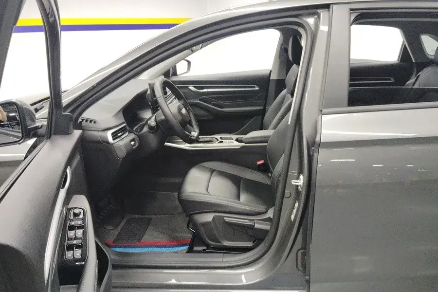 2025 GEELY EMGRAND thumbnail 4