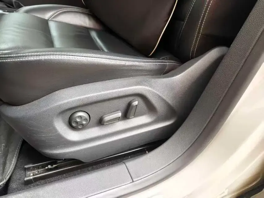 2016 VOLKSWAGEN TIGUAN thumbnail 4