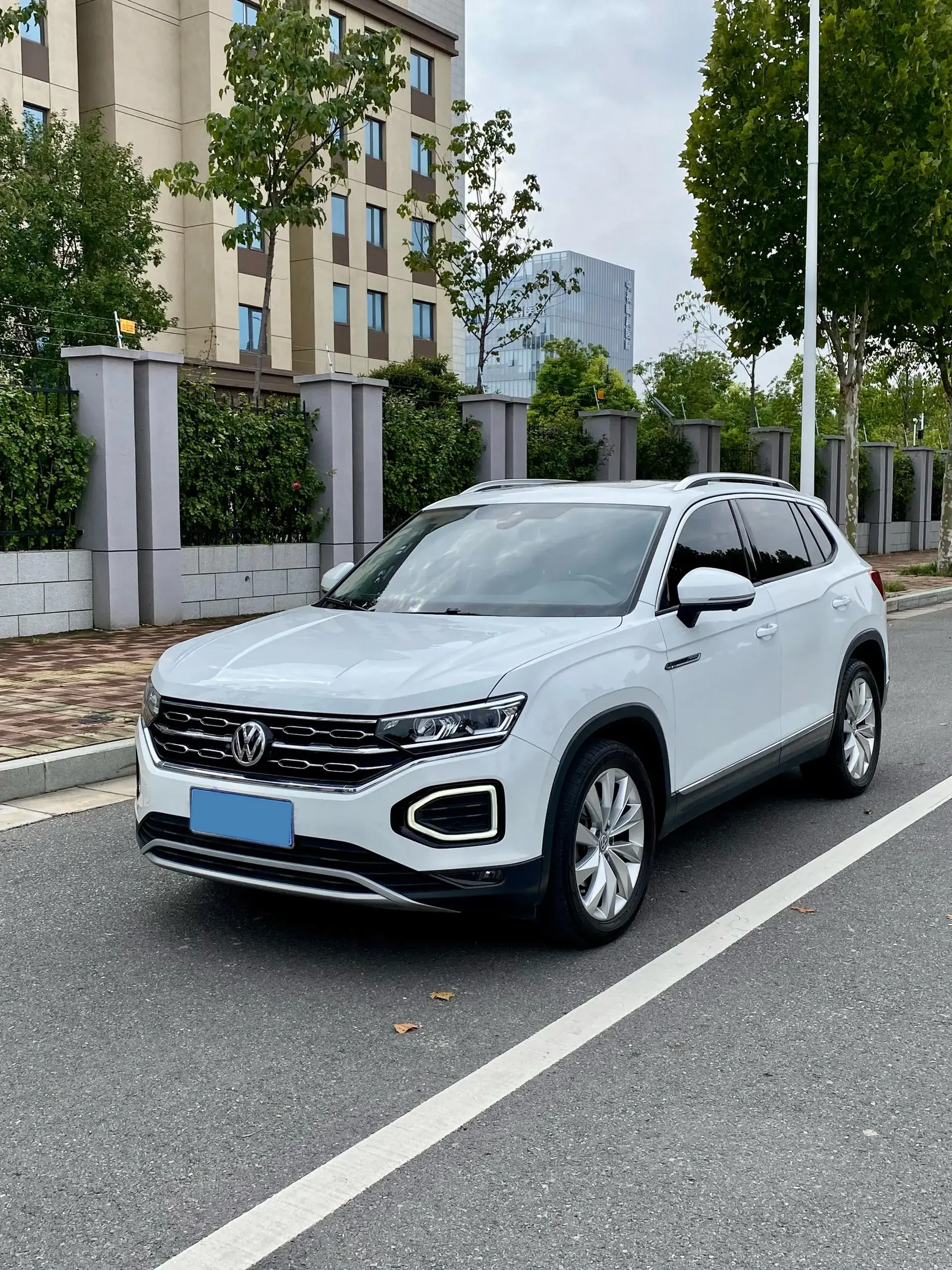 2020 VOLKSWAGEN TAYRON view 1