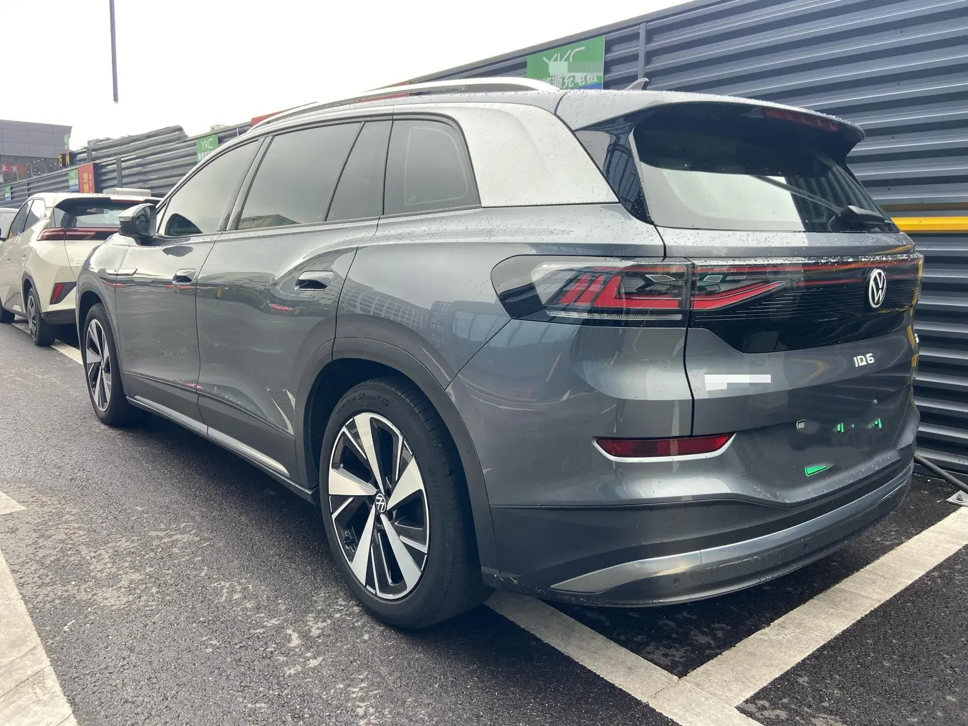 2021 VOLKSWAGEN ID.6 thumbnail 3