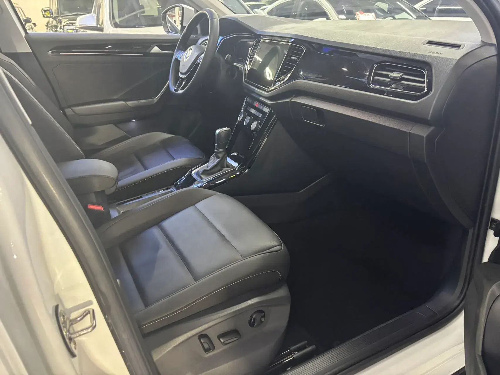 2022 VOLKSWAGEN T-ROC thumbnail 4