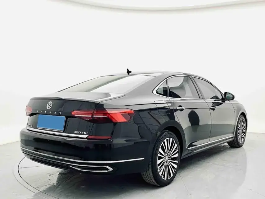 2019 VOLKSWAGEN PASSAT thumbnail 3