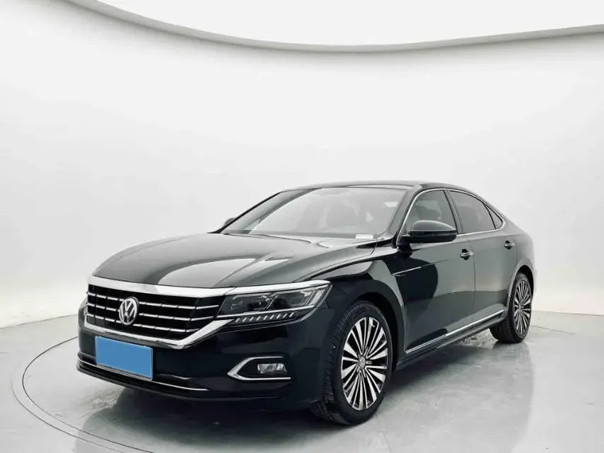 2019 VOLKSWAGEN PASSAT view 1