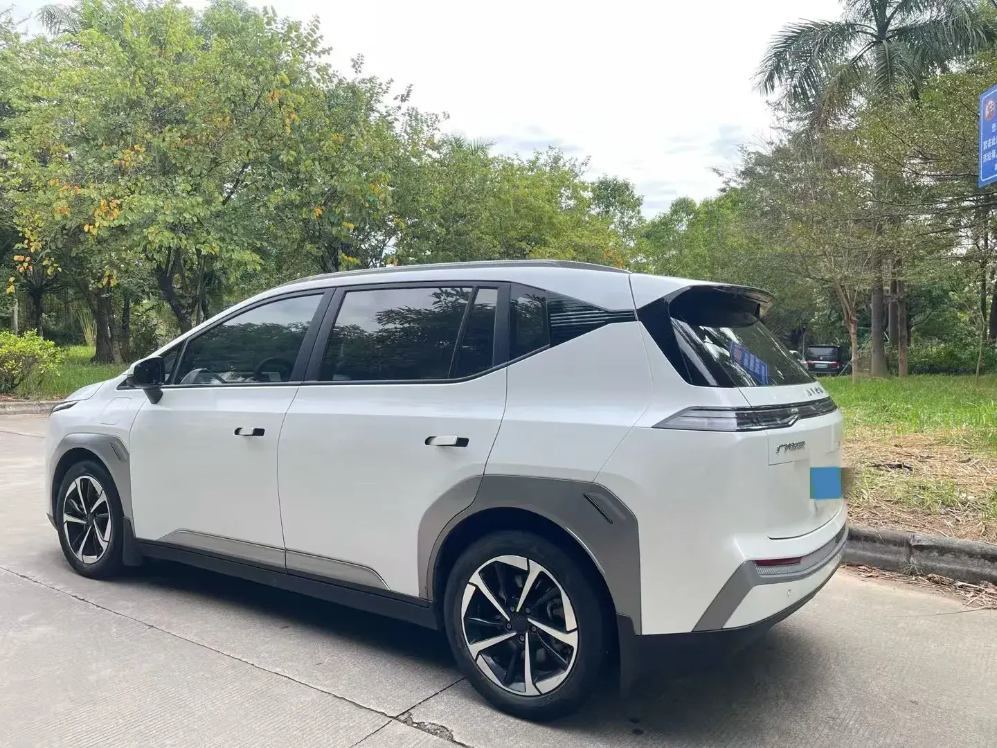 2023 AION Y thumbnail 3