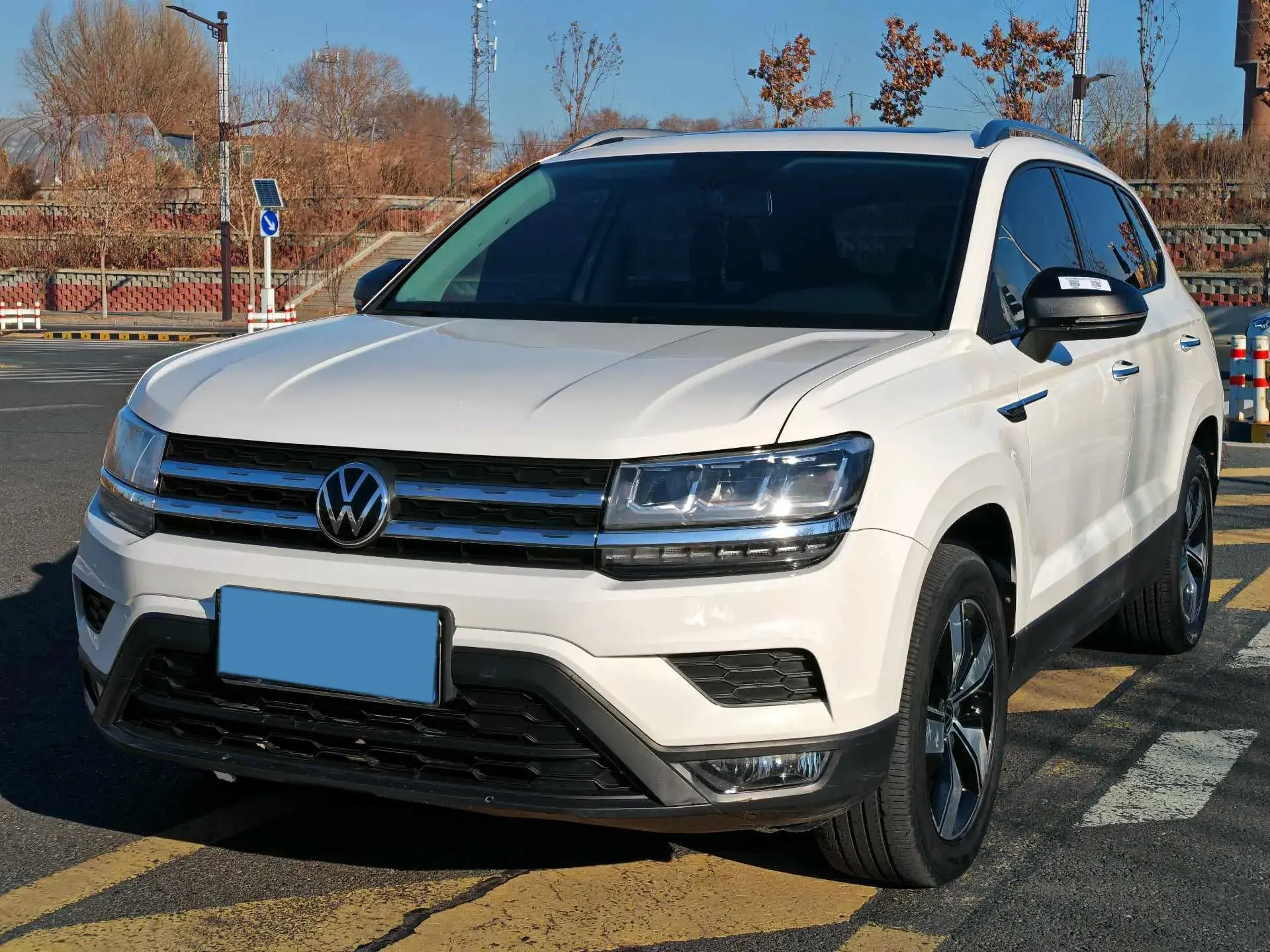 2021 VOLKSWAGEN THARU view 1