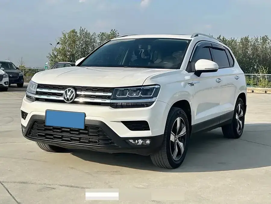 2021 VOLKSWAGEN THARU view 1