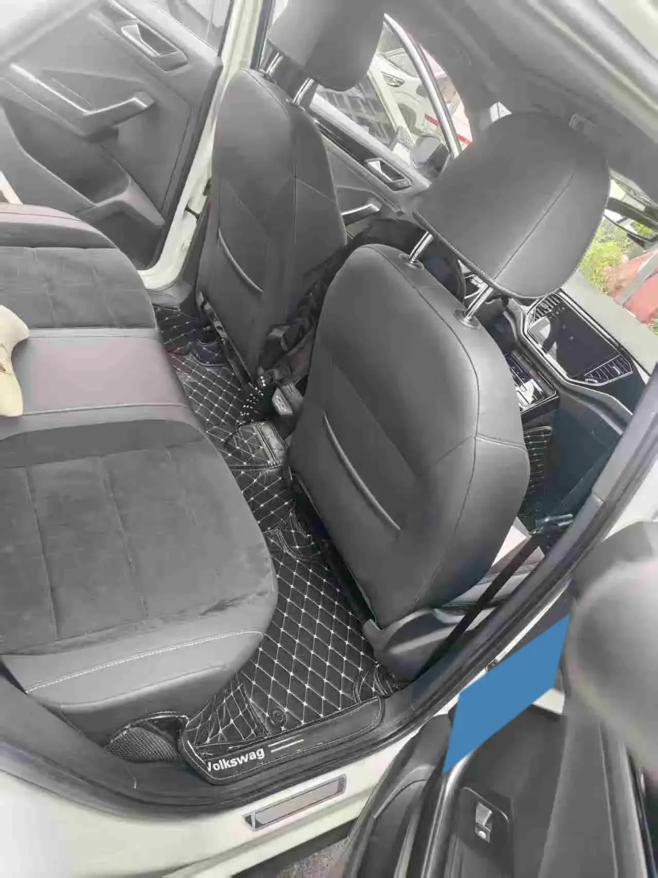 2021 VOLKSWAGEN T-ROC thumbnail 4