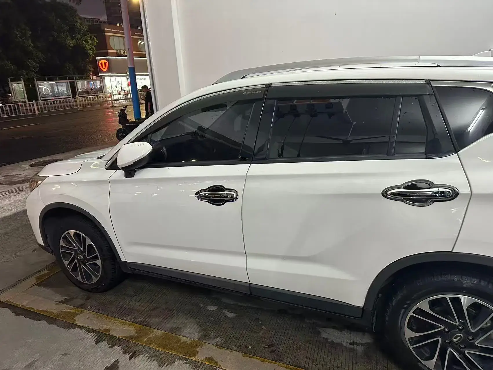 2017 GAC TRUMPCHI thumbnail 3