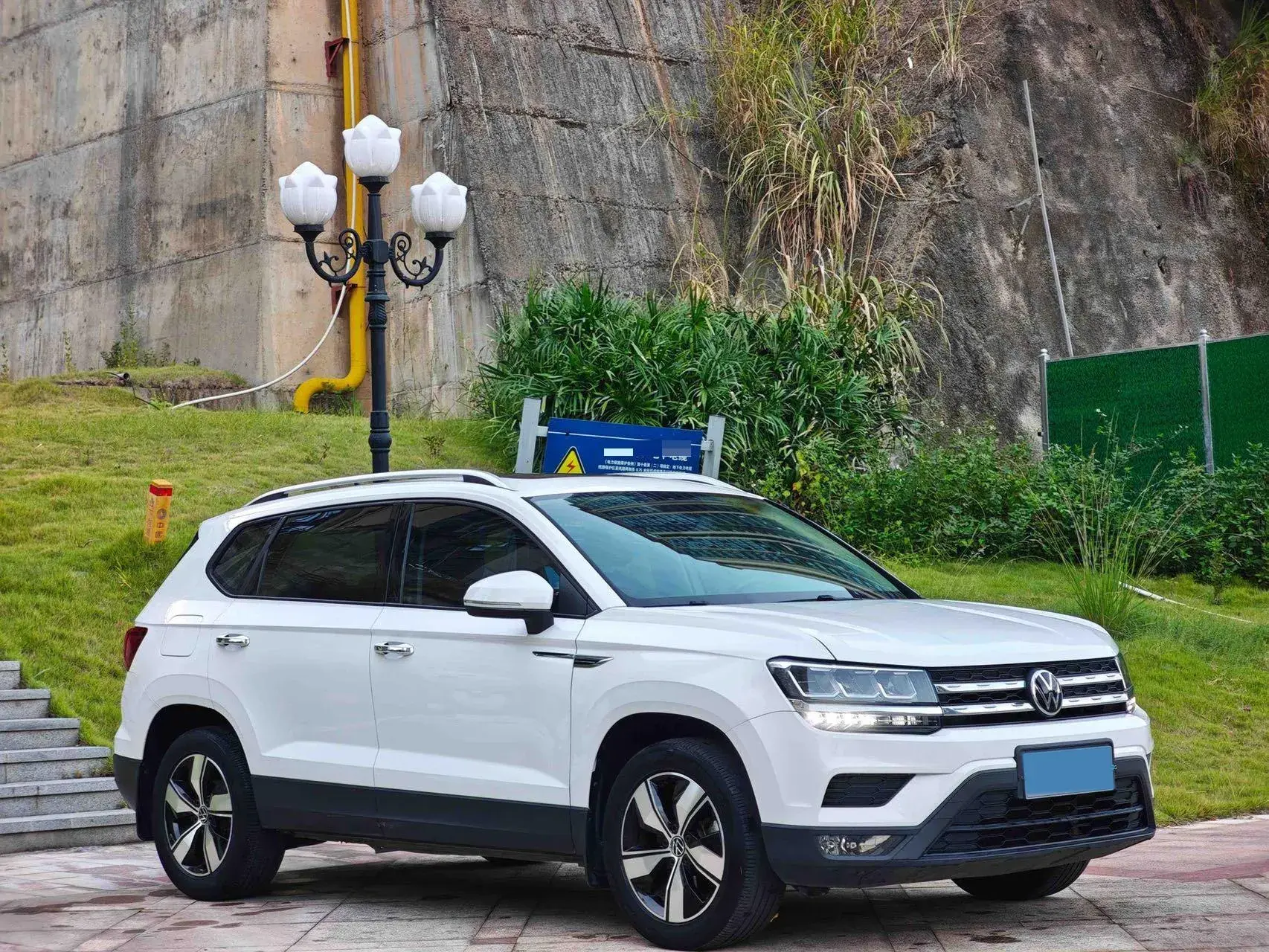 2021 VOLKSWAGEN THARU thumbnail 3