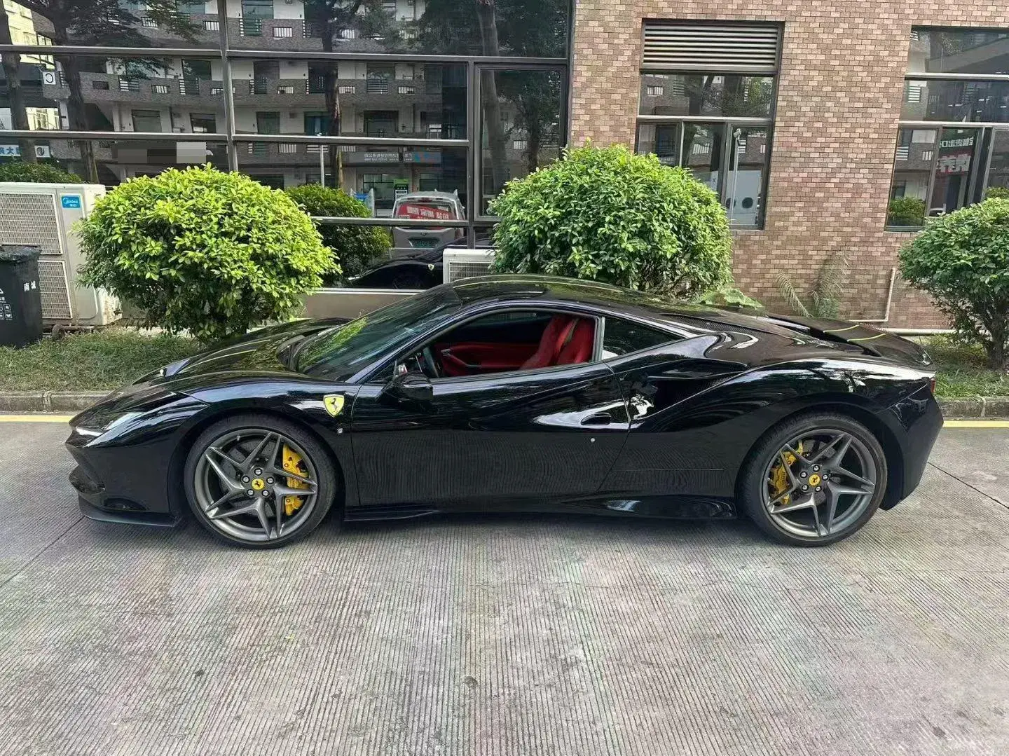 2019 FERRARI F8 thumbnail 2