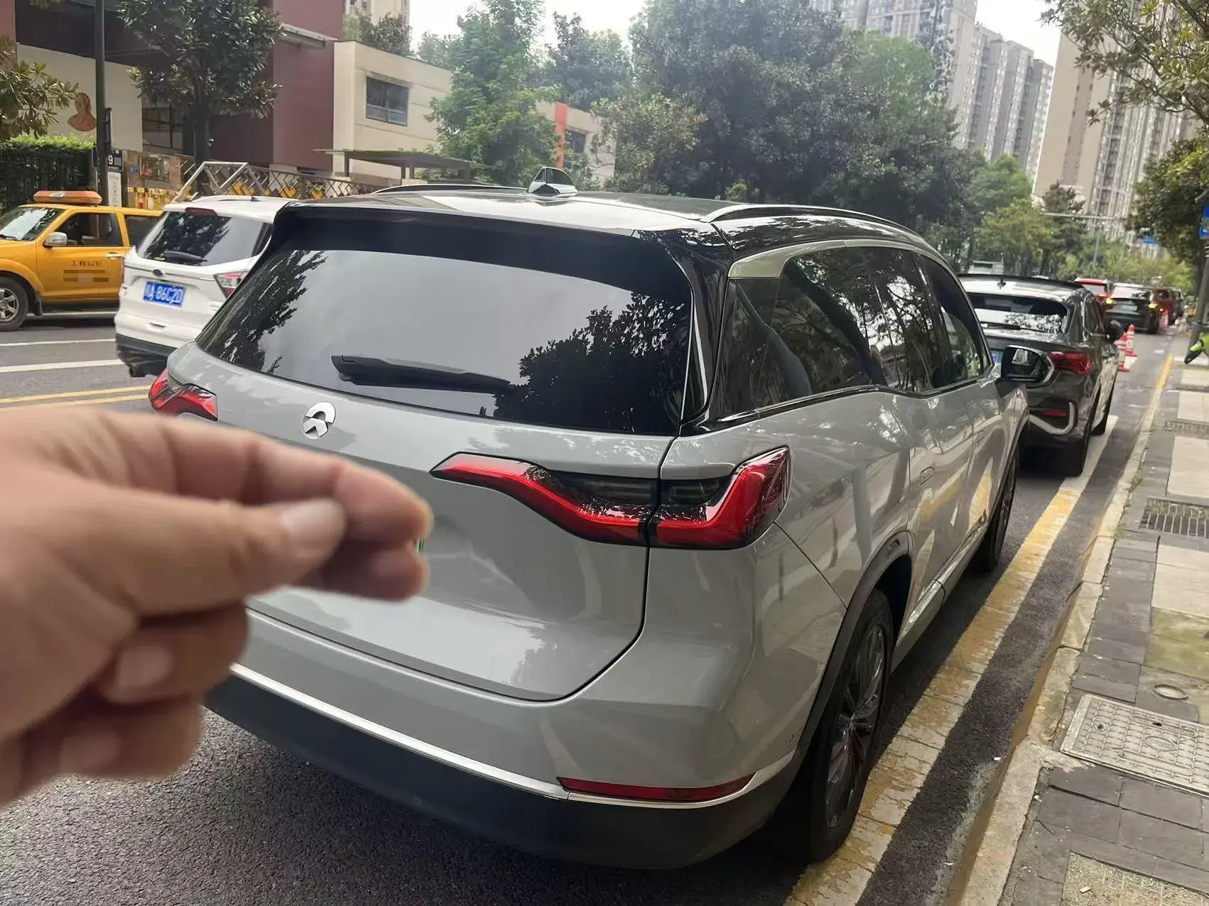 2020 NIO ES8 thumbnail 4