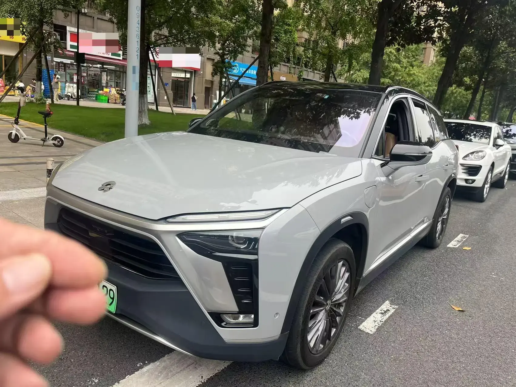 2020 NIO ES8 view 1