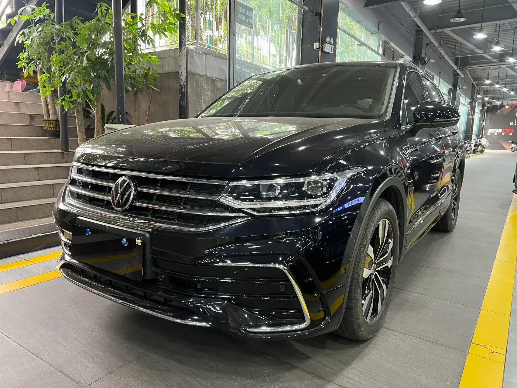 2024 VOLKSWAGEN TIGUAN view 1
