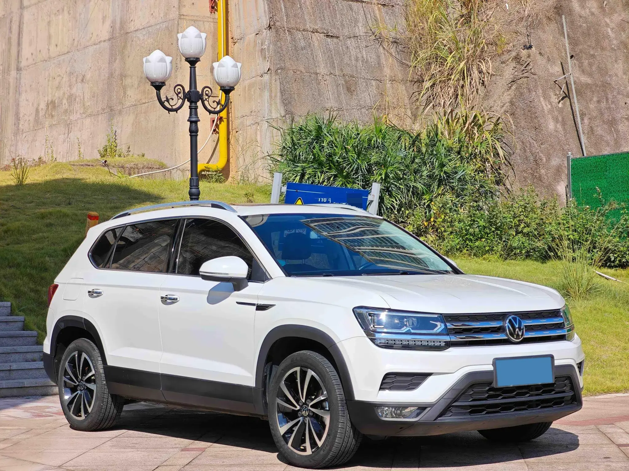 2021 VOLKSWAGEN THARU thumbnail 3