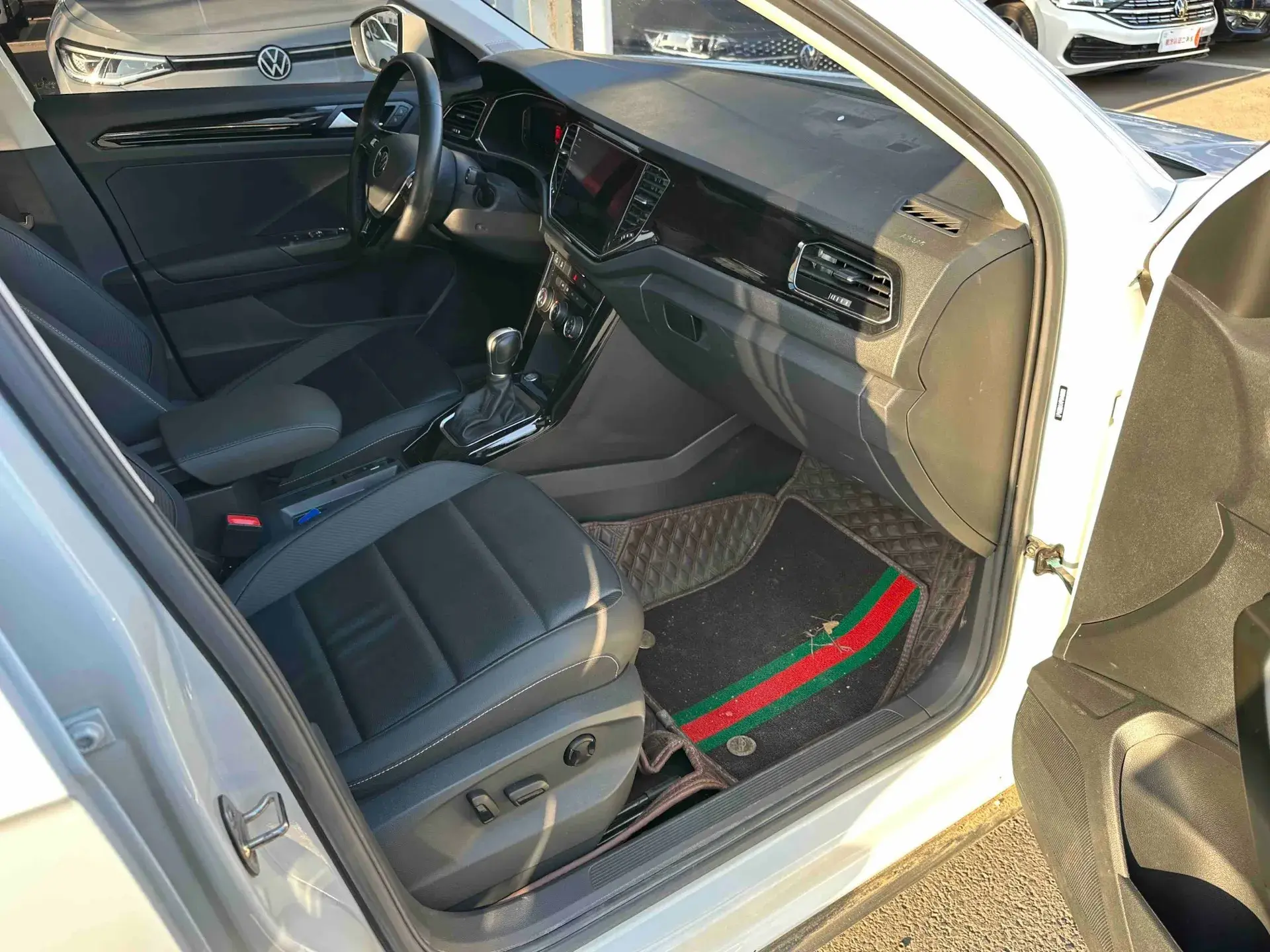 2022 VOLKSWAGEN T-ROC thumbnail 4