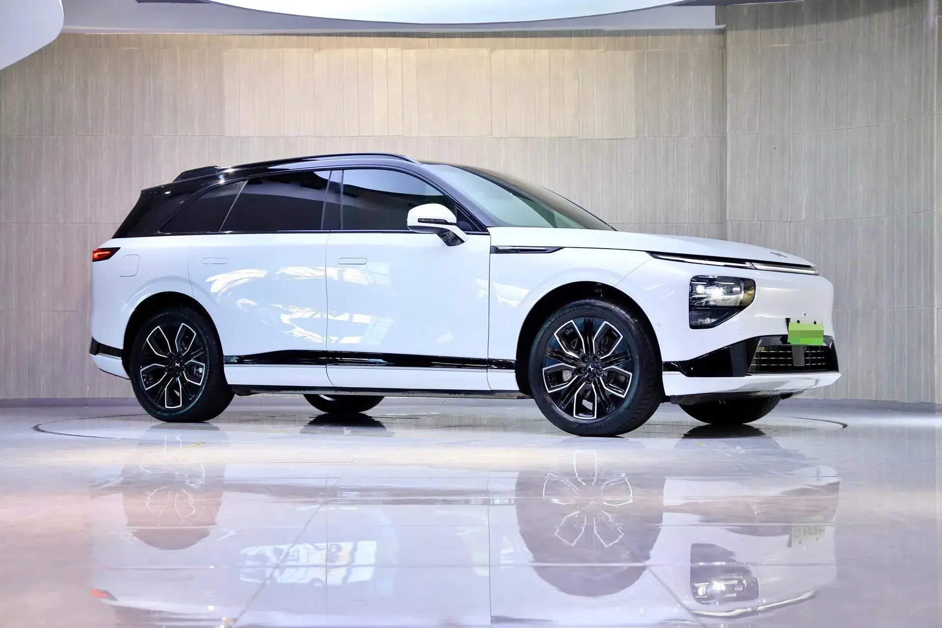 2025 XPENG G9 thumbnail 4