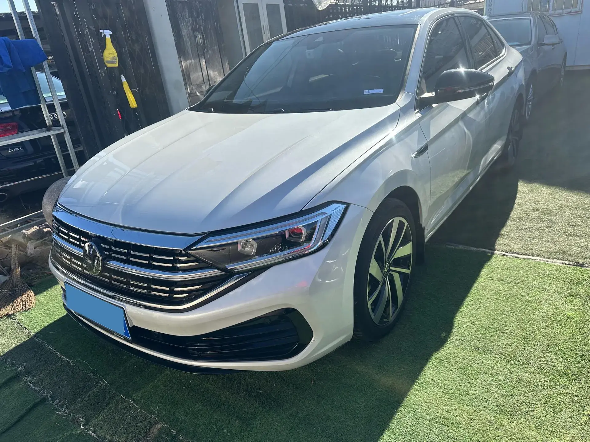 2024 VOLKSWAGEN SAGITAR view 1