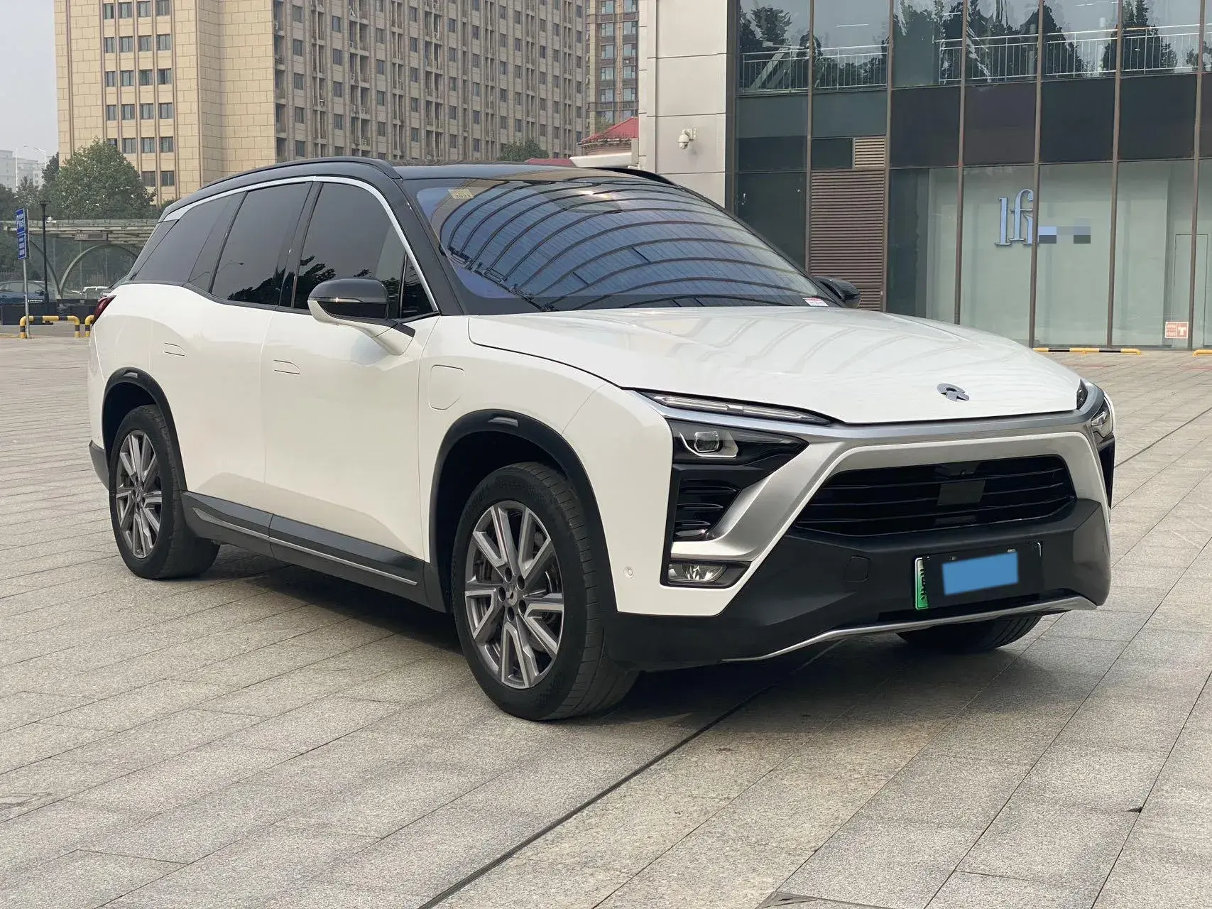 2018 NIO ES8 thumbnail 2